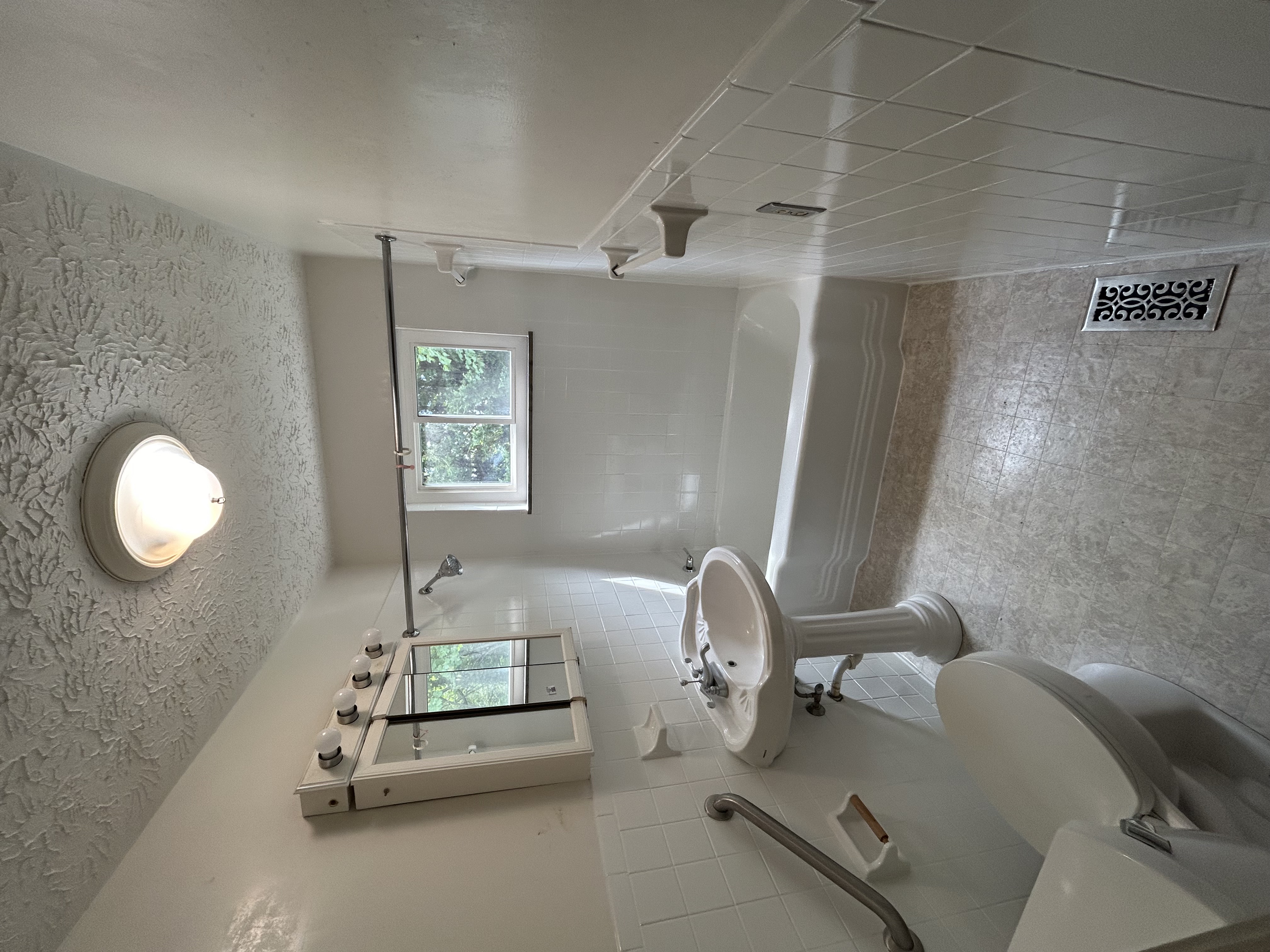 Bathroom tile 1 after refinishing