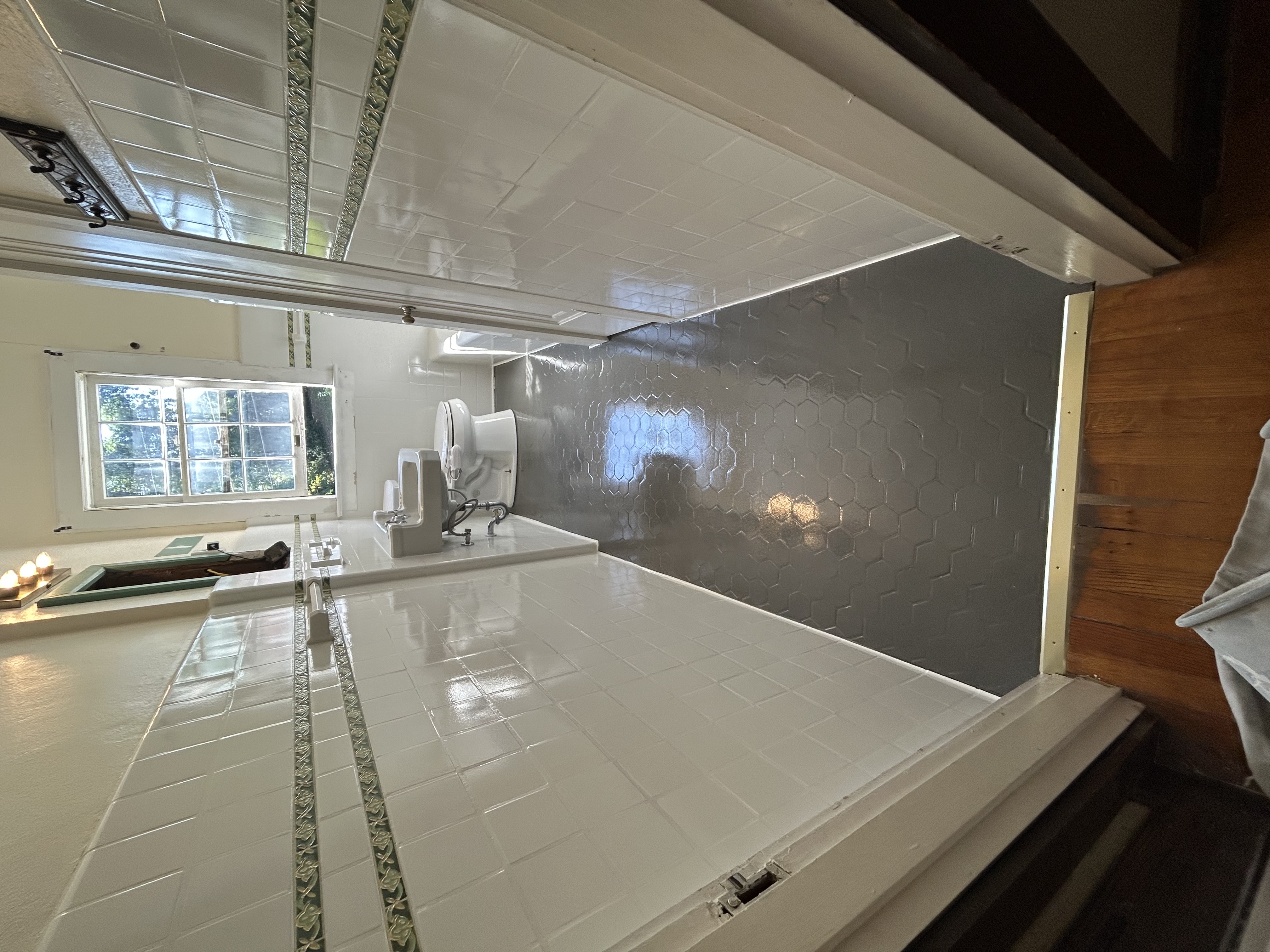 Bathroom tile 3 after refinishing