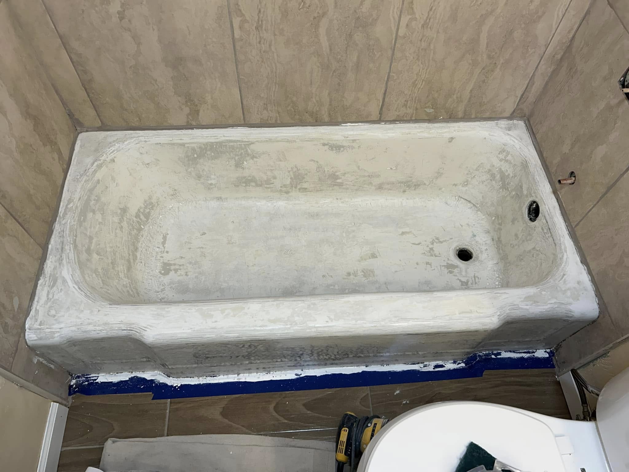 Bathtub 2 before refinishing