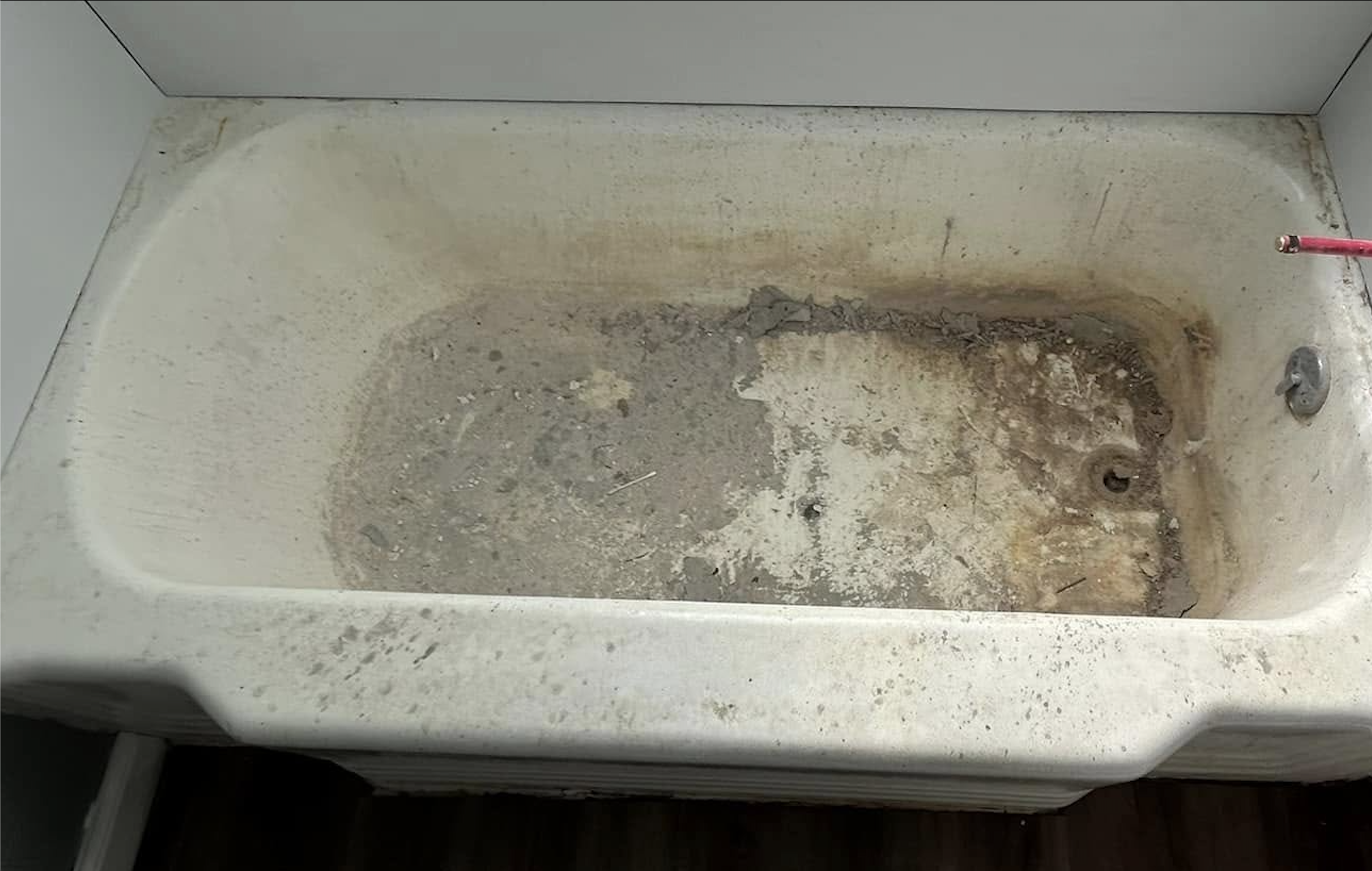 Bathtub 4 before refinishing